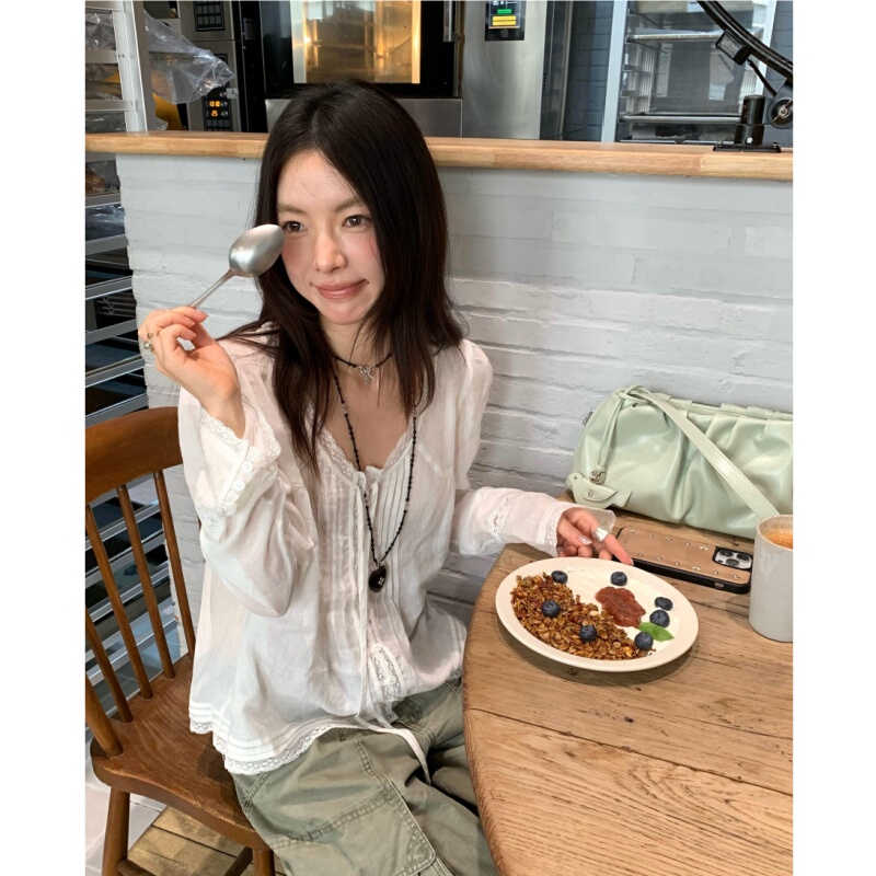 Placeorder Korean Niche Lace Patchwork Round Neck Shirt for Women, Summer Lightweight Top with Unique Design Placeorder Korean Niche Lace Patchwork Round Neck Shirt for Women, Summer Lightweight Top with Unique Design