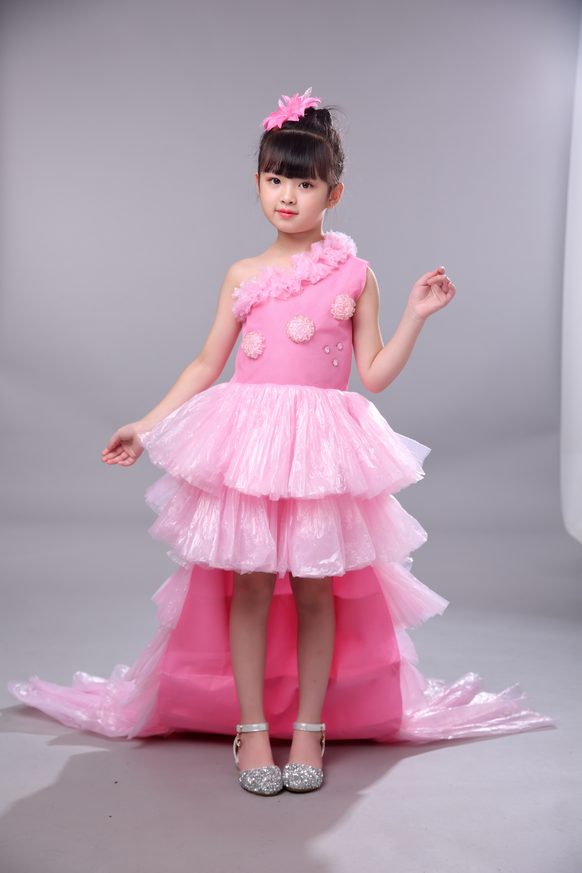Quần áo bảo vệ môi trường mới cho trẻ em trình diễn thời trang trang phục thủ công vật liệu trình diễn thời trang Tự làm cha mẹ-con mặc catwalk đuôi yếm váy múa trẻ em
