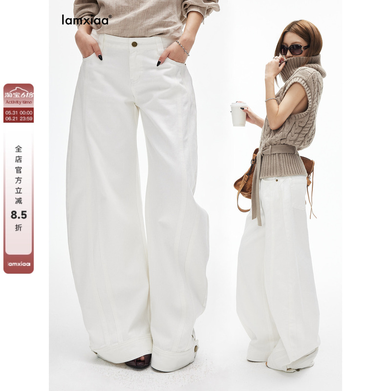 Iamxiaa*100 Pure Cotton Twill White Denim Pants with Antique Bronze Buckle Embellishments, Double-Line Split Hem, and Curved Knife-Cut Hem Iamxiaa*100 Pure Cotton Twill White Denim Pants with Antique Bronze Buckle Embellishments, Double-Line Split Hem, and Curved Knife-Cut Hem