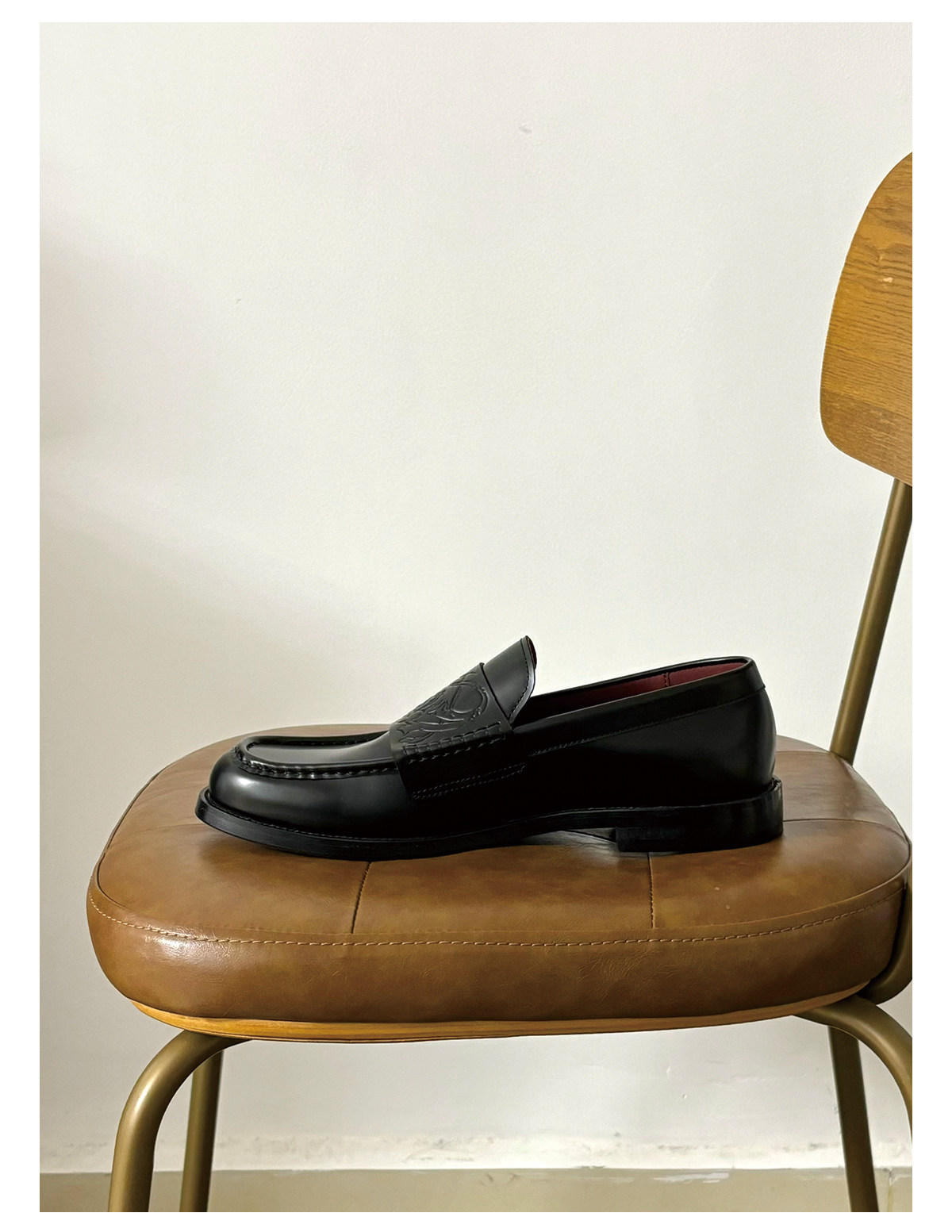 JCAESAR Vampire Square-Toe Leather Loafer