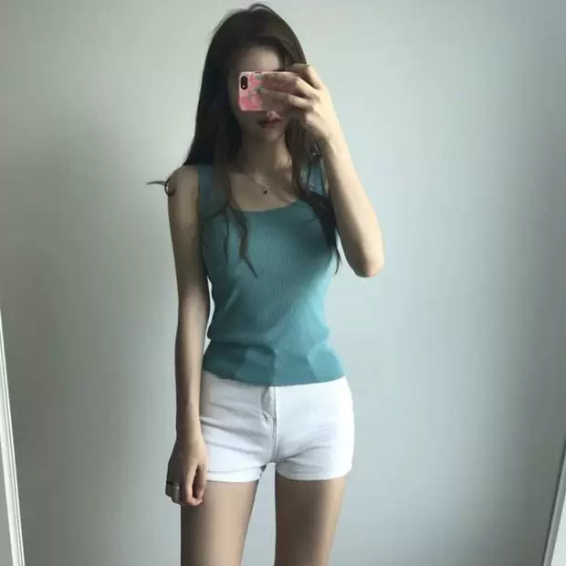 Mặc một chiếc áo len ngắn cổ chữ U đan mỏng Slim vest kiểu dáng của phụ nữ