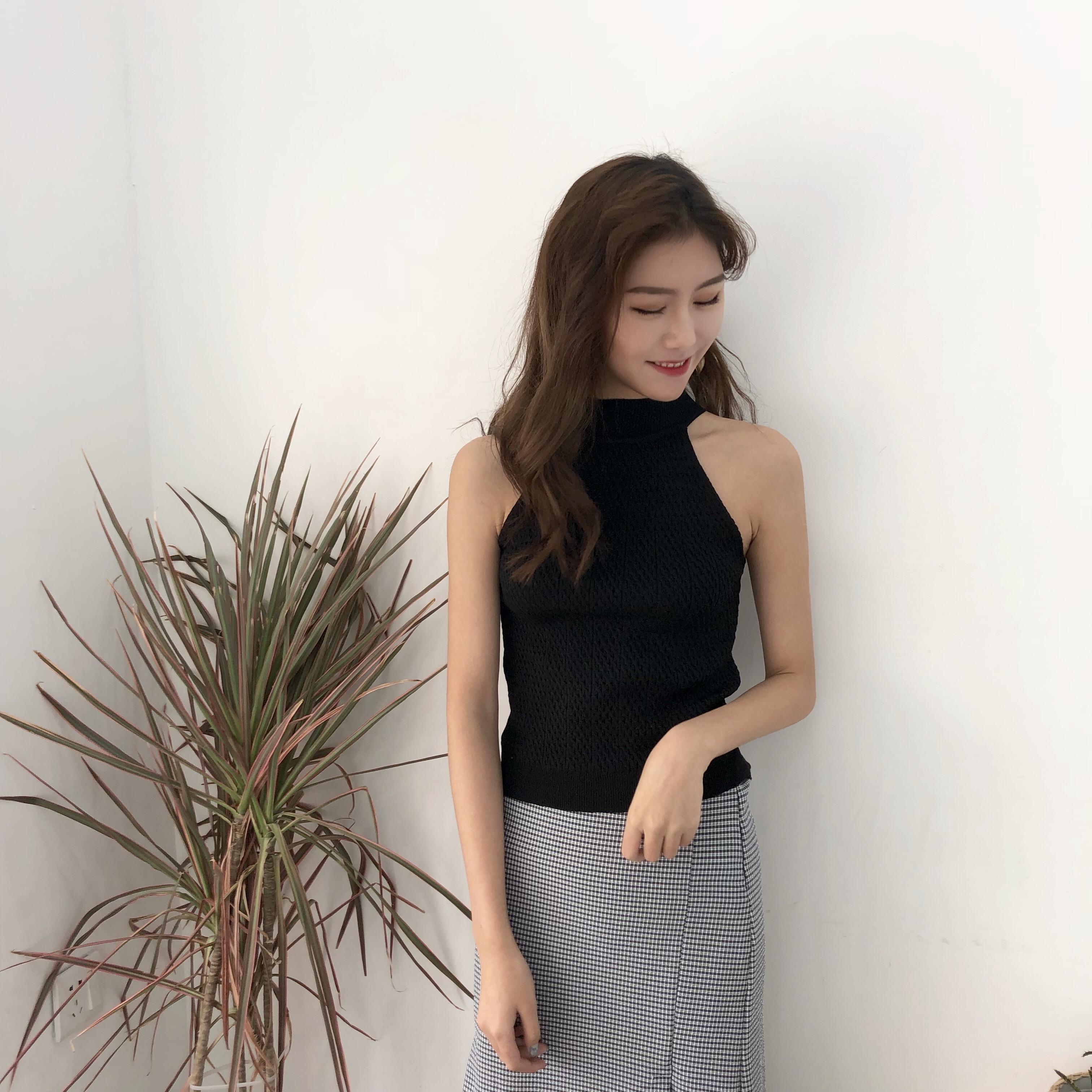 Áo len cổ lọ kiểu dáng sang trọng mang hơi hướng retro của Hồng Kông không tay hàng đầu chạm đáy áo khoác mỏng đan dây đeo phụ nữ mặc áo tắm