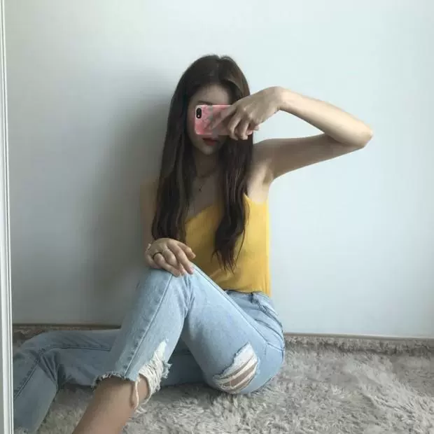 Mặc một chiếc áo len ngắn cổ chữ U đan mỏng Slim vest kiểu dáng của phụ nữ