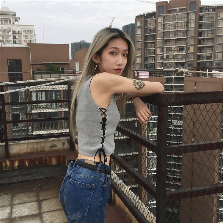 Mùa xuân và mùa hè Phụ nữ phiên bản Hàn Quốc của dây đeo cá tính ngắn đan áo len không tay hoang dã lộ ra áo sơ mi rốn shop quần áo nữ