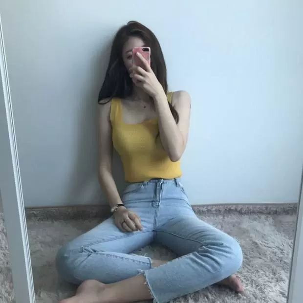 Mặc một chiếc áo len ngắn cổ chữ U đan mỏng Slim vest kiểu dáng của phụ nữ