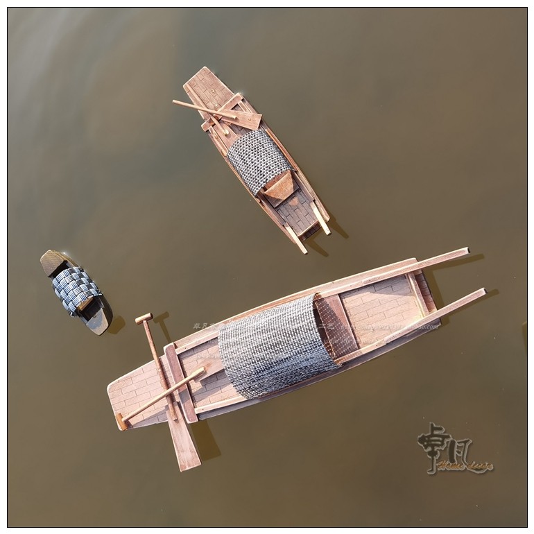 Retro solid wood outdoor small boat model fish tank fish pool building scenery decoration waterproof wood boat Jiangnan Shuang fishing boat furnishing