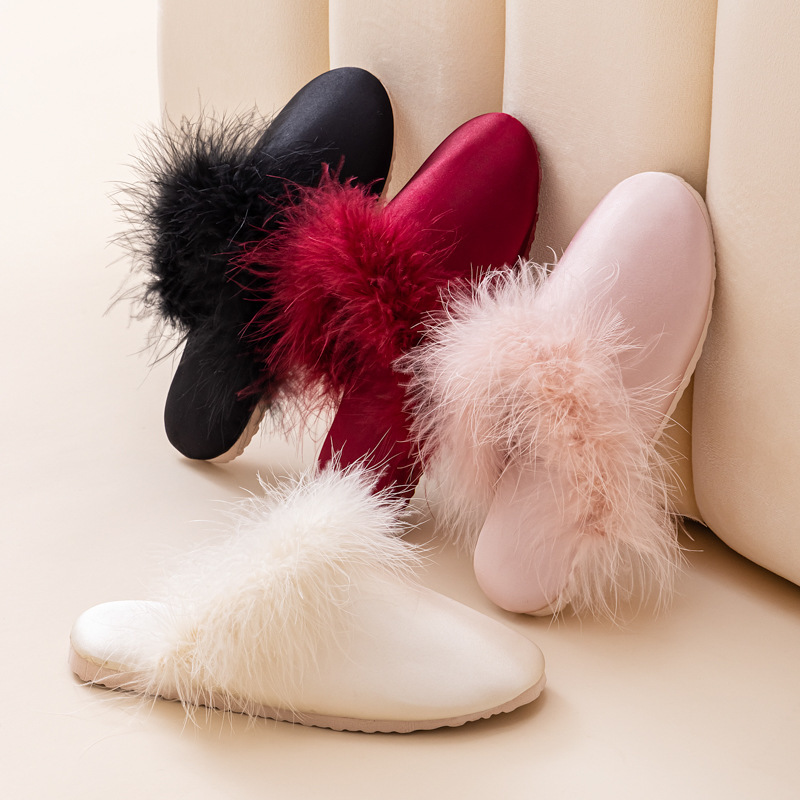 2025 Korean Version of the New Four-Season Flat-Soled Furry Slippers for Outdoor Wear, Fashionable Sandals, Feather Slip-Ons, and Matching Shoes for Morning Robes