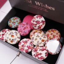 Half a catty is about 150-180 pieces of about 2 8cm printed Korean bag cloth buckle brooch with DIY jewelry material