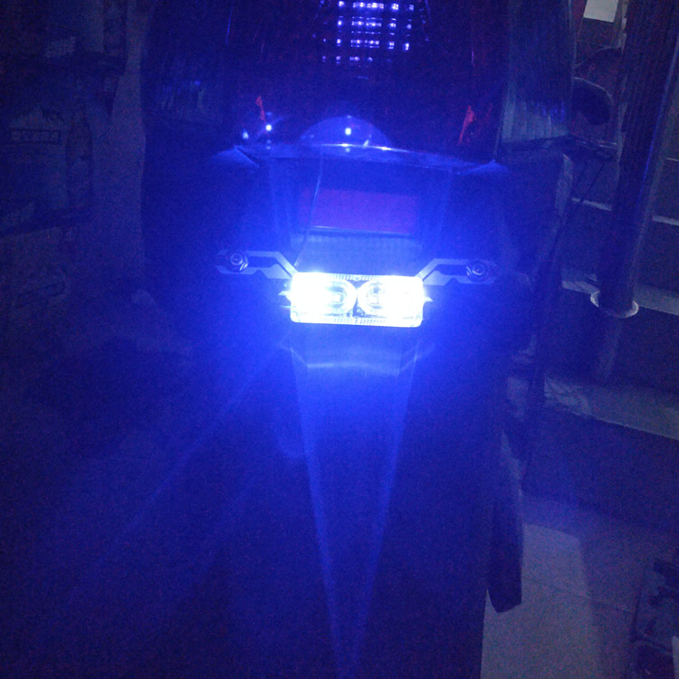 Xe máy biển số đèn nhấp nháy led đầy màu sắc sửa đổi phổ quát phanh ánh sáng đèn đuôi - Đèn xe máy đèn sau xe máy