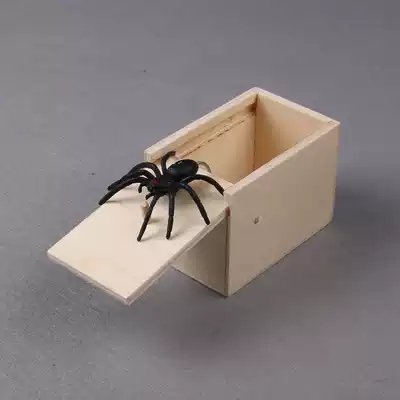 Shake the same scared box, the whole person is funny, the spider is scary, the horror box, the toy, the gift, the spider