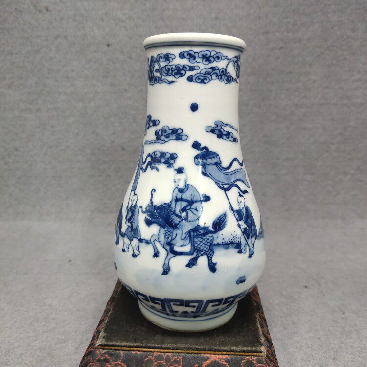 清代康熙年制精品青花麒麟送子纹花觚：古董收藏界的扛鼎之作，你值得
