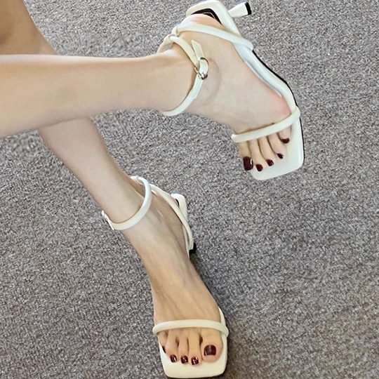 High-looking silver high-heeled shoes for women, stiletto heels, summer skirts, French-style strappy Roman sandals for women that feel like they are stepping on shit