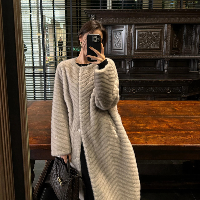 2025 New Winter Fur Integrated Fur Coat for Women, Mid-Length Herringbone Pattern, High-End Eco-Friendly Fur Coat