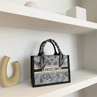 Черная труба, чтобы отправить шелковой шарф