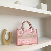 Розовый шелковый шарф