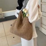 Вместительная и большая соломенная сумка на одно плечо