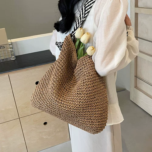 Вместительная и большая соломенная сумка на одно плечо