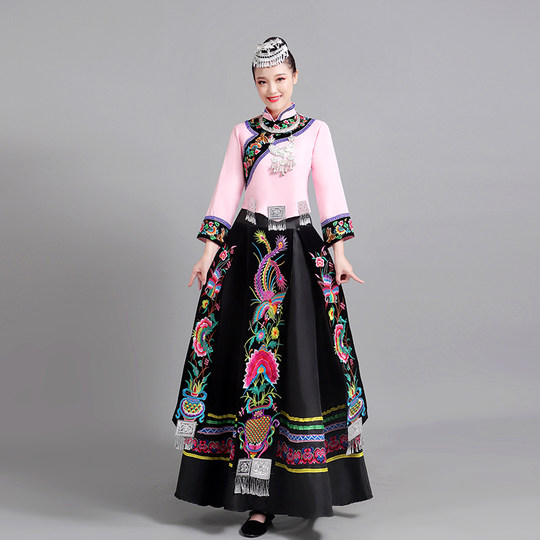 Merkmale ethnischer Minderheiten, traditionelle Kleidung, erwachsene weibliche Gelao-Performance, langer Rock, besticktes Tanz-Performance-Kostüm-Set