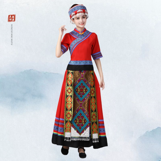 Sie entwirft ethnische Minderheitenkostüme für Frauen, Minderheitenkostüme für Erwachsene, Chorkostüme, Tanzkostüme, Bühnenlieder- und Tanzaufführungskostüme