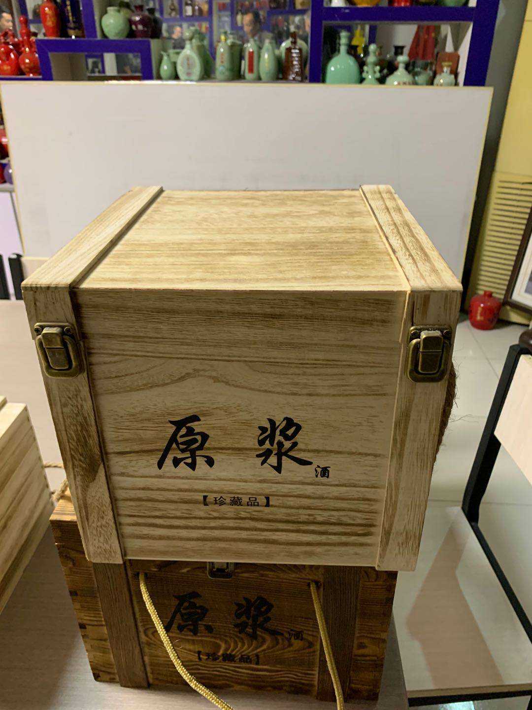 Antique old smoked wine box, one catty ceramic bottle wine box, wooden antique wine box