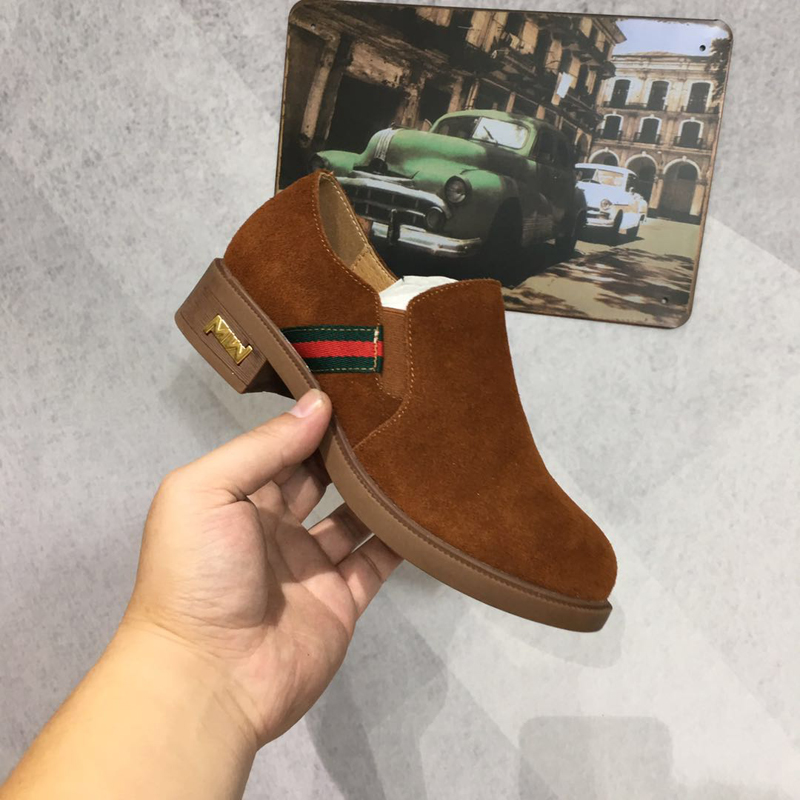 Giày mùa thu mới của phụ nữ dày với các kiểu rắn màu hoang dã với giày da mờ có đế thấp để giúp một đôi giày Lok Fu cỡ lớn giày dior