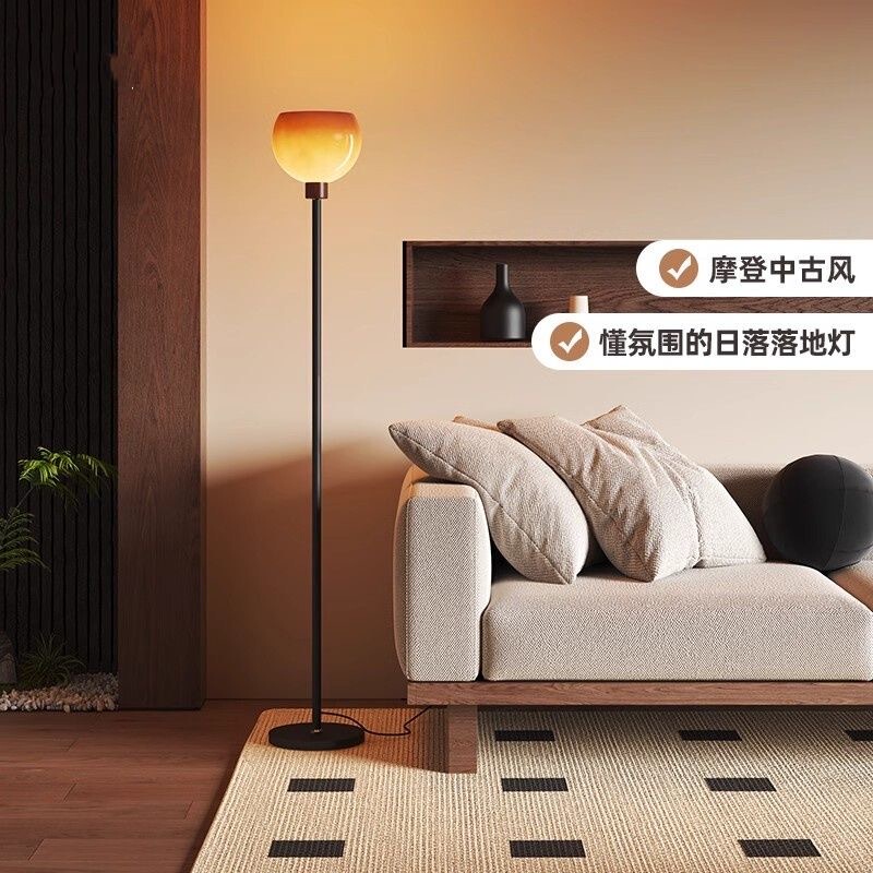 French-Style Vintage Living Room Floor Lamp Next to the Sofa, High-End Bedroom Bedside Atmosphere Decorative Art Aesthetic Lamp, Standing Type