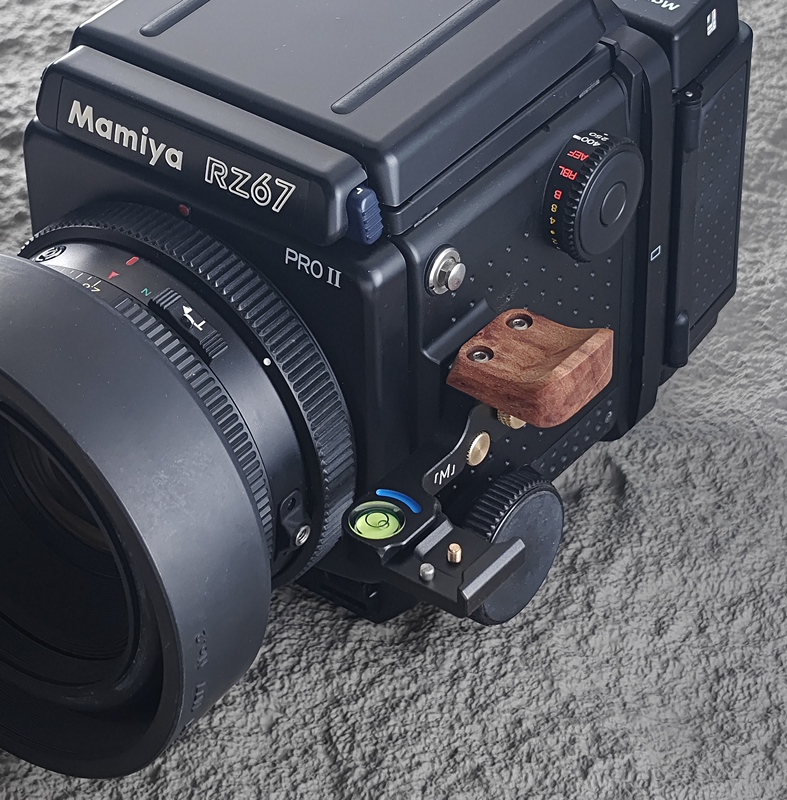 [Meng] Mamiya Rz67 / Rb67 Uses an Extended Solid Wood Finger Grip