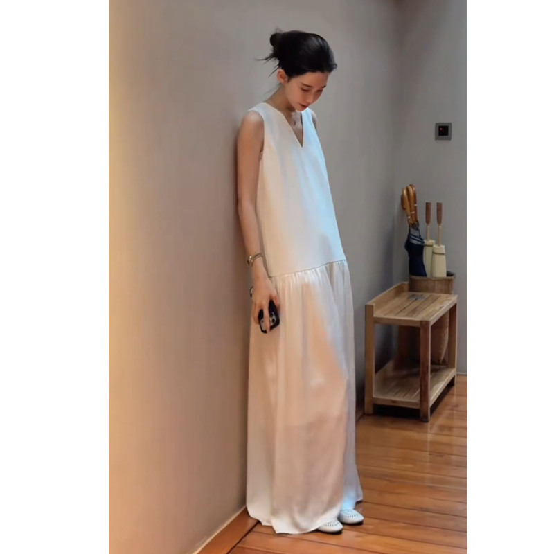 High-Quality Korean Style, Very Pretty, High-End Petite Dress for Women, with a Stylish V-Neck, Sleeveless, and Satin Patchwork Design
