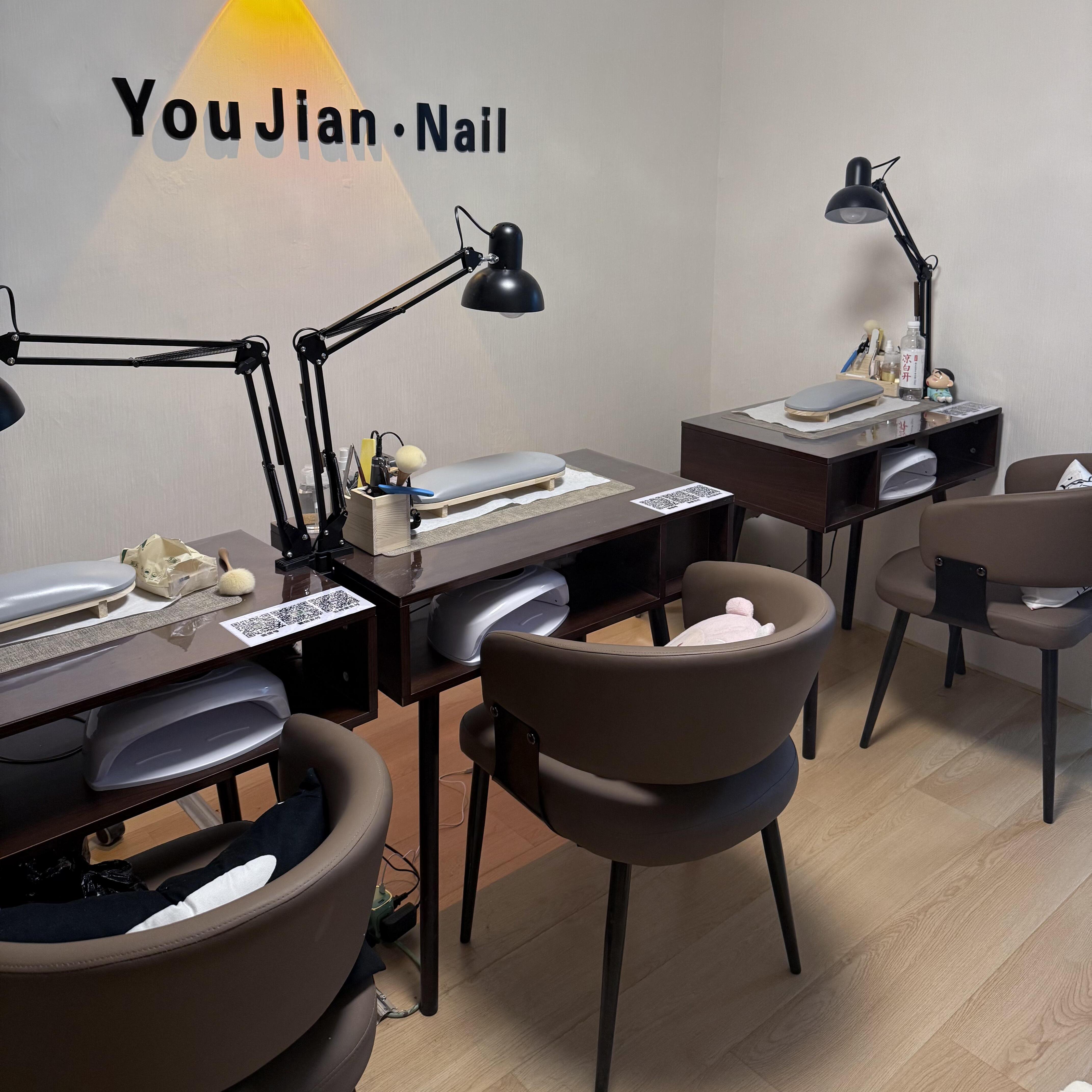 影院级舒适体验：美甲桌椅套装中的艺术与科技