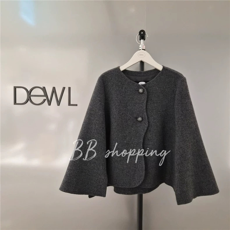 Exclusive Korean Pure Wool Dew*L Wave-Edged Round-Neck Elegant Hand-Stitched Double-Sided Fur Coat Cape at a Discounted Price Exclusive Korean Pure Wool Dew*L Wave-Edged Round-Neck Elegant Hand-Stitched Double-Sided Fur Coat Cape at a Discounted Price