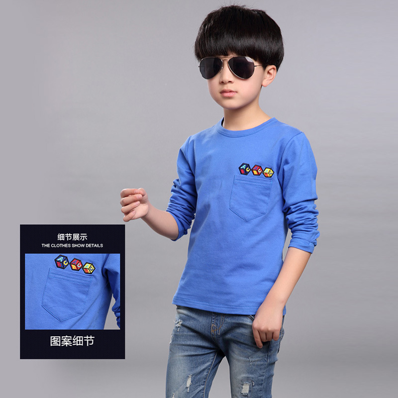 Chàng trai áo thun mùa xuân bông và các mô hình mùa thu ở vòng cổ chàng trai T-shirt dài tay trẻ em lớn ở phía trên cậu bé bình thường lớn.