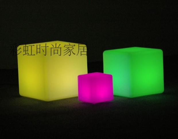 Light cube bàn cà phê bàn ​​cà phê LED nhỏ bàn cà phê nhựa nhỏ vuông bàn thanh đồ nội thất đơn giản hiện đại bàn ăn - Đồ nội thất thiết kế ghế thư giãn đọc sách