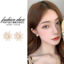 Little daisy flower earrings 2020 New Tide Korean temperament Net red silver earrings female exquisite pearl earrings