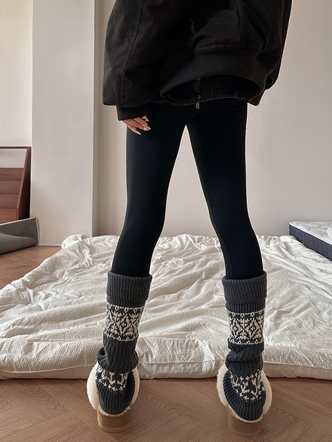 Wool Fair Isle socks, piles of socks for women, autumn and winter with shark pants, snow boots, socks, winter leg warmers