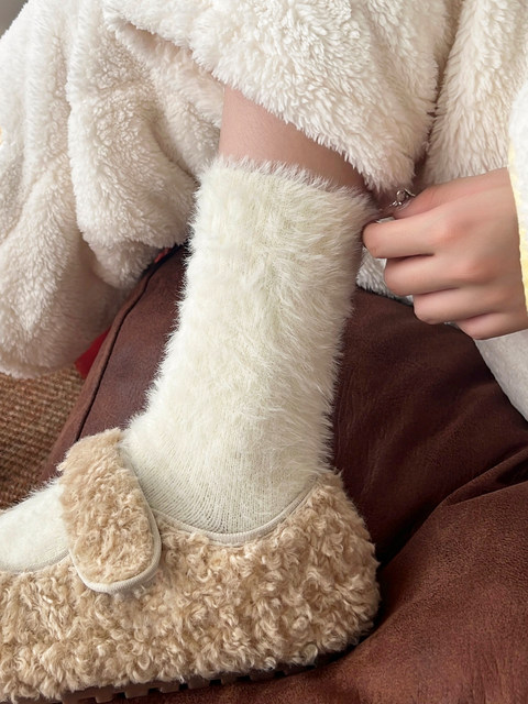 Thick Plush Socks for Women, Winter Thickened Pile Socks, Mid-Calf Fluffy Coral Fleece Warm Sleep Socks for Autumn and Winter