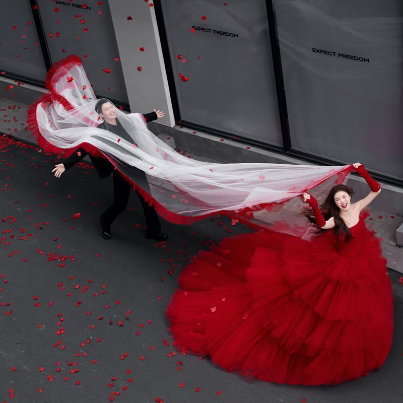 Wedding Photography Outdoor Street Shooting Wedding Photo Props Extra-Long Red Pleated Edge Veil Red Balloon English Background Cloth Wedding Photography Outdoor Street Shooting Wedding Photo Props Extra-Long Red Pleated Edge Veil Red Balloon English Background Cloth