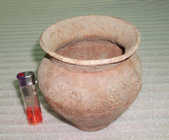 Old Red Pottery Jar Subyear Old Ancient Play Nostalgia Pottery with Antique Old Objects Altar Antique Old Objects Collection Pendulum