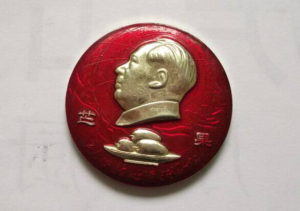 President of the Wenge Period Mao President Like Zhanggu playing with nostalgic red memorial badge hanging decoration old objects collection Chest Chapter Dumped-Taobao