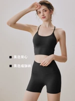 Черный жилет, черные леггинсы