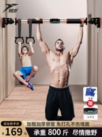 Одиночные семьи семейных внутренних детей в дверях дома без стены.