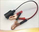 Заводская машина, полная линий зажима крокодила с крокодиловыми сигаретами, заряжающуюся матерью -сиденья, зарядка матерью с зажимом