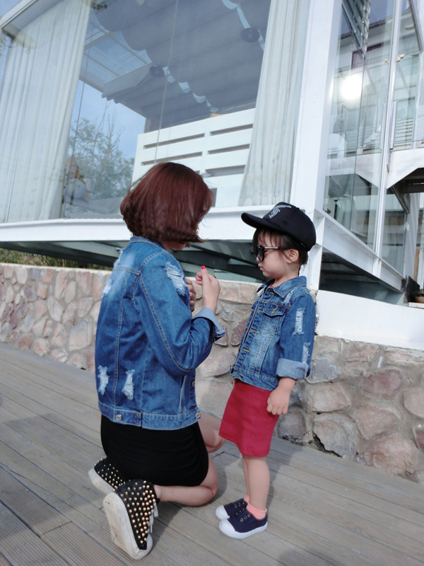 Mùa xuân cha mẹ con xuân 2018 mới gia đình sóng ba gia đình thời trang mẹ và con gái áo khoác denim bé gái áo form rộng cho cả gia đình