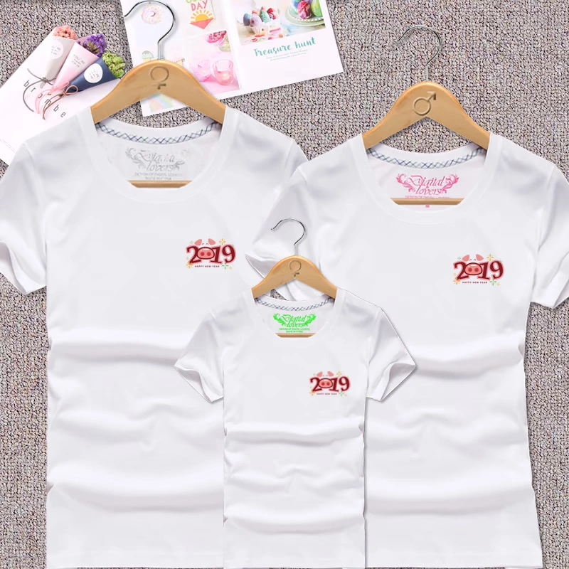 Áo lưới đỏ cha-con tải hè 2019 mới thủy triều đầy đủ trang trí nhà mẹ phụ nữ gia đình ba kích cỡ lớn ngắn tay áo lợn năm