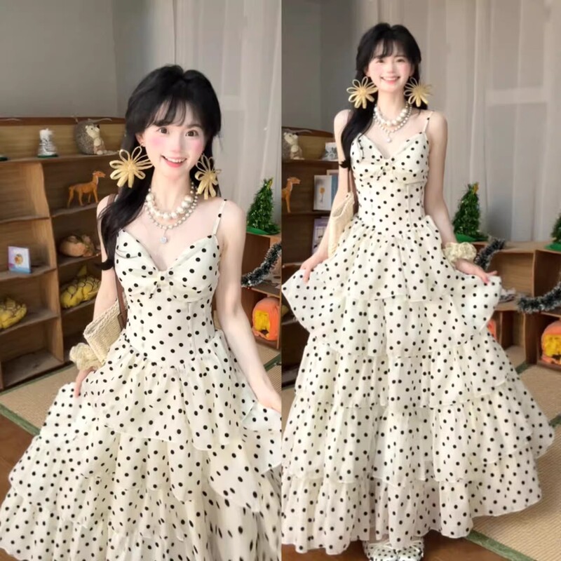 2026 French Gentle Style Sweet V-Neck Polka Dot Spaghetti Strap Dress, Perfect for Beach Photoshoots, Stunning Tiered Long Dress