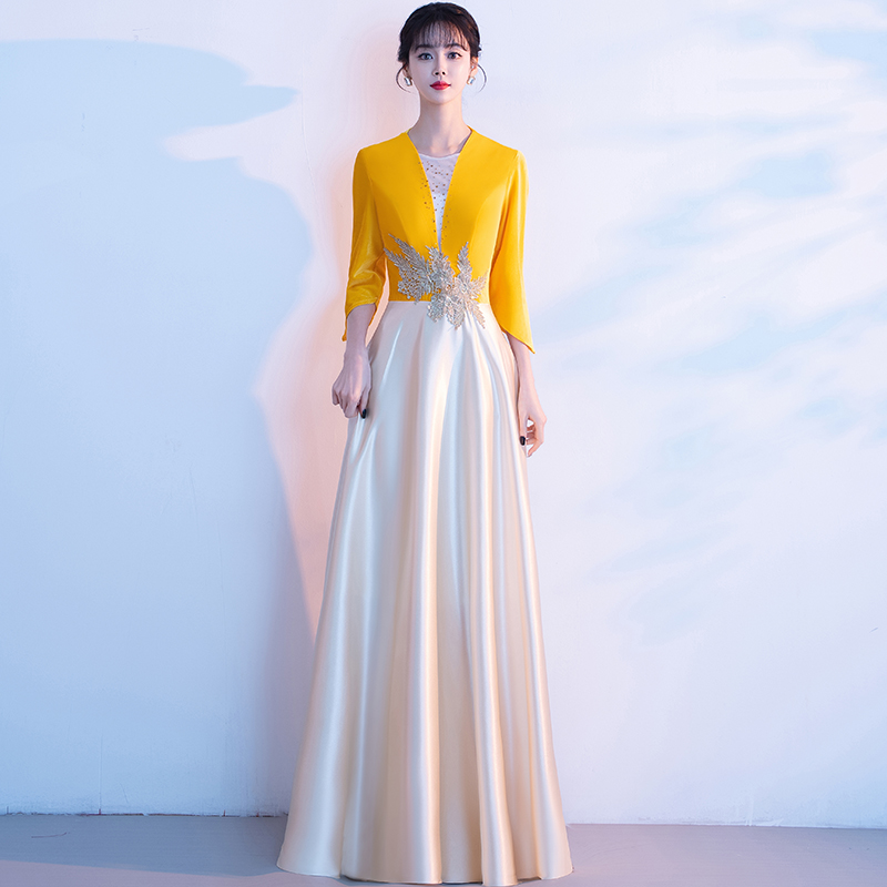 赤い歌を歌う合唱パフォーマンス衣装女性のロングスカート新しい大人の雰囲気のあるホスト指揮者スリム詩朗読服