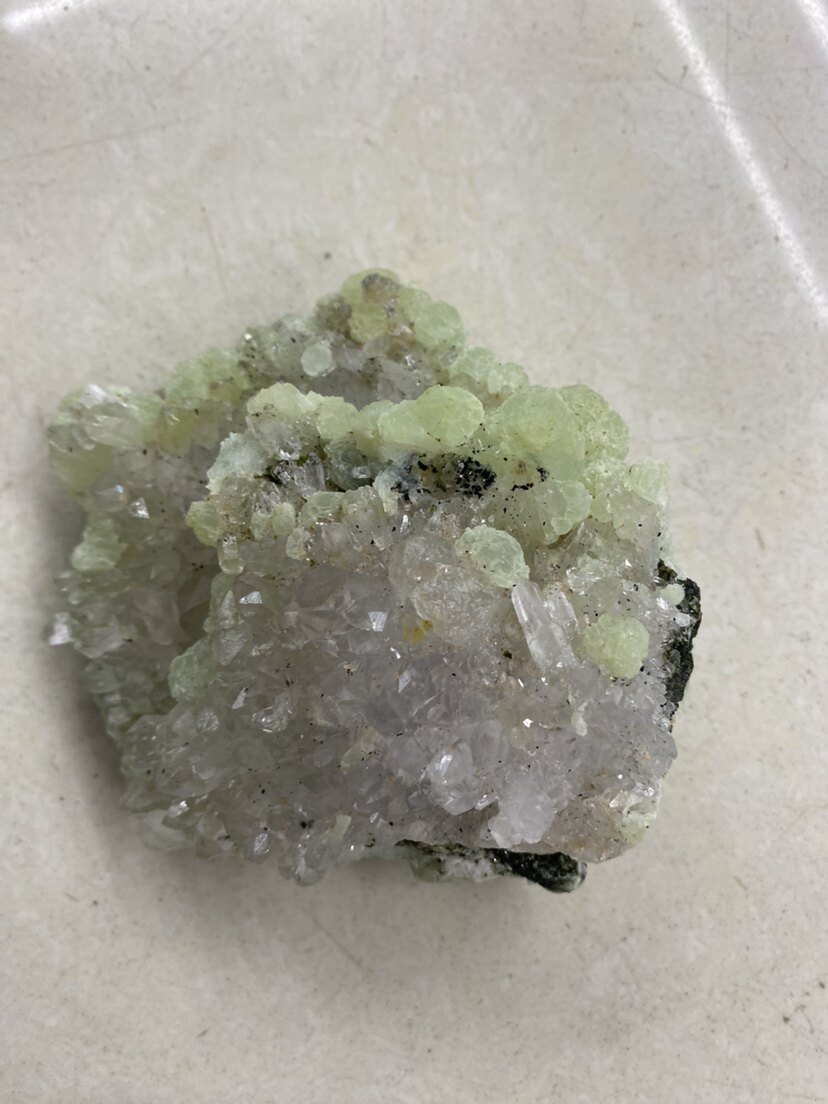 天然プレナイト結晶の共生