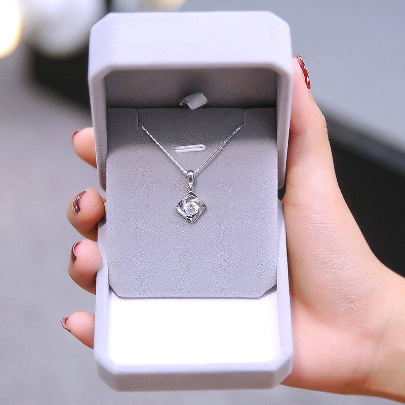 s925 Pure Silver Lucky Necklace Temperament Brief Light Extravaganza Design Pendant Lock Bone Chain Senior Sensation Birthday Gift