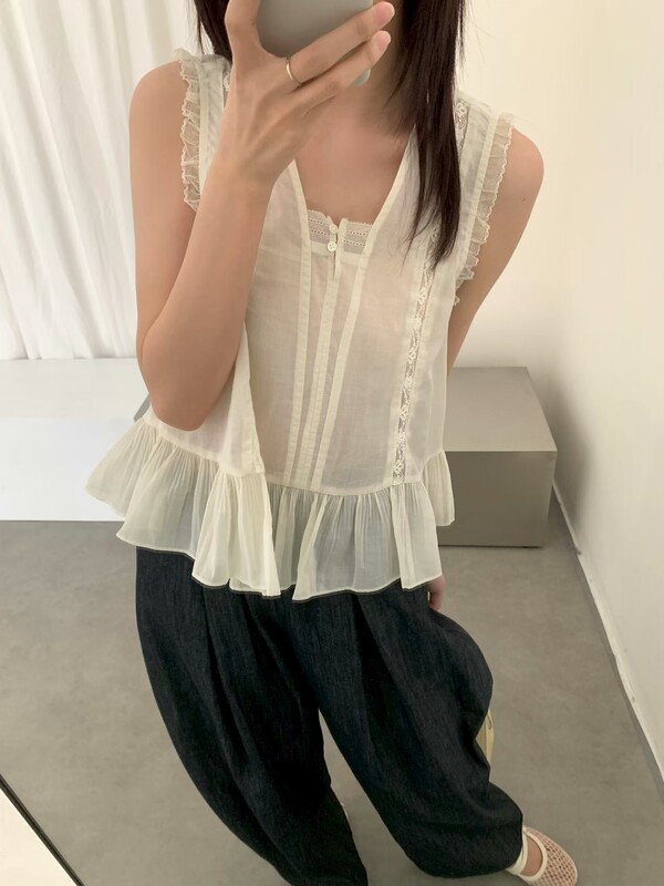 Dingqin 2026 Summer New Korean Style Slimming and Age-Reducing Fashionable Versatile Stylish Lace Trim V-Neck Sleeveless Shirt