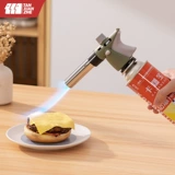 Исследователи опрыскивают газовую банку с домашней карточкой Robbish, чтобы запустить огнестрельное пламя для выпечки для выпечки для выпечки с пистолетом для волос на гриле на гриле.