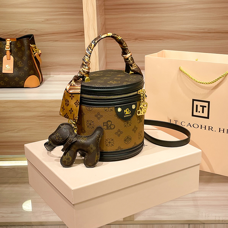 Hong Kong Genuine Leather Cylindrical Handbag for Women, 2026 New Model, High-Quality Texture, Fortune Bucket Bag, Single Shoulder Crossbody Bucket Bag Hong Kong Genuine Leather Cylindrical Handbag for Women, 2026 New Model, High-Quality Texture, Fortune Bucket Bag, Single Shoulder Crossbody Bucket Bag